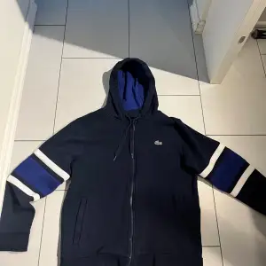 Lacoste zip hoodie nyskick  Storlek L  Inga fläckar eller hål 