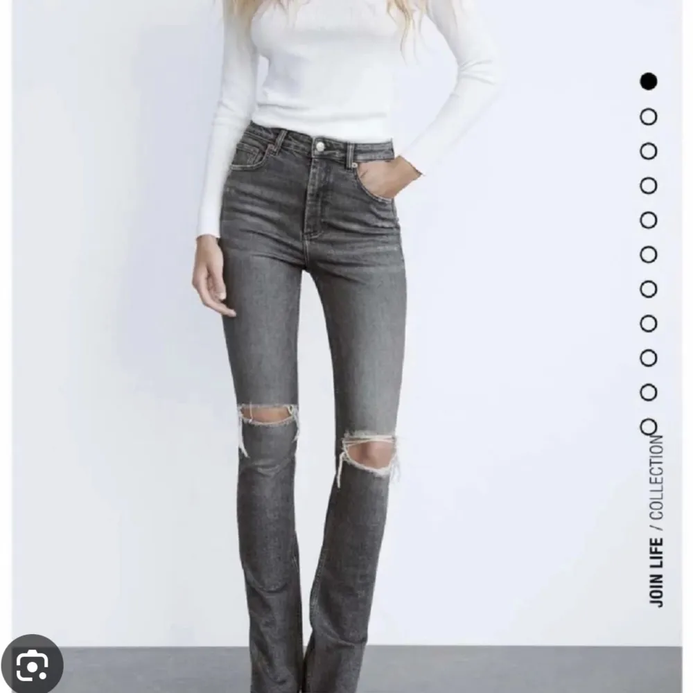 Hej! Dessa jeans köpte jag för ett år sedan. De har fin slits på sidan och hål vid knäna. Nypris är 369kr . OBS jag har dessa i blå och ett par svarta utan hål men med slits på sidan. Skriv vid intresse . Jeans & Byxor.