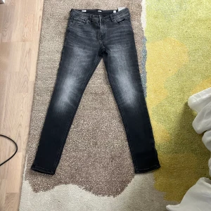 Jeans - Säljer ett par Jack and Jones jeans pga inte min stil. Har aldrig användigt dom, bara testat dom en gång när jag fick dom