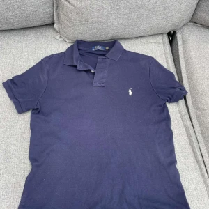 Ralph lauren piké  - Hej Säljer nu min Ralph lauren piké då den är för liten. Använd sparsamt och är i väldigt bra skick.  Skriv om ni har några frågor.
