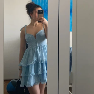 Blå klänning - Väldigt söt klänning men som inte kommer till användning tyvärr! Helt oanvänd!❤️