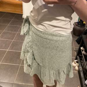Jätte fin väldigt ljus grön sommar kjol. Den är i väldigt bra skick och inte mycket använd. Säljer då den är lite liten i midjan. 