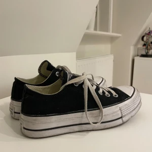Svarta låga converse med hög sula - Säljer dessa superfina låga converse med hög sula som är i storlek 39. Endast använda ett fåtal gånger och är i bra skick! Säljer för att de är lite för stora för mig