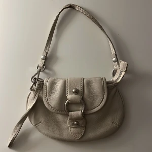 Handväska - Supersöt handväska i vitt:)  DM:a för mått!