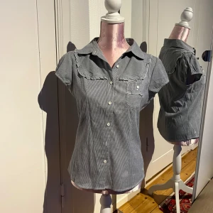 Blus - Blus med vita ränder🤍💙