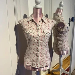 Blus - Blus med Blom detlajer🌸