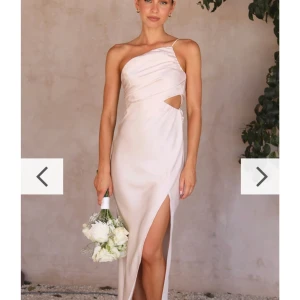 balklänning från billy j - Säljer min balklänning från billy j med lappar kvar i storlek 8, sitter bra på mig som vanligen har S, 34-36 🌸 Klänningen har en fantastisk passform och smiter åt i midjan. Köpt för 863+340(tull). 