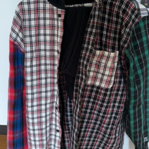 Hoodie från Tommy hilfiger - Snygg/bekväm och häftig hoodie från Tommy hilfiger. I samarbete med Lewis Hamilton. Inga synliga defekter!