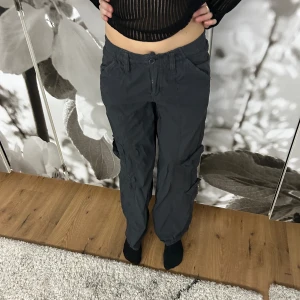 Cargopants - Köpta i Köpenhamn från Urban outfitters, nyskick då de inte har kommit till användning💓ny pris 800kr