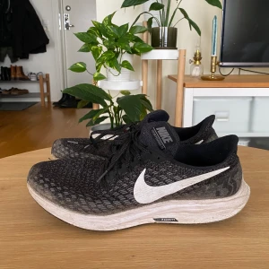 Nike air zoom pegasus 35 - Nike löparsko i model air zoom pegasus 35. Nypris ca. 800kr. Använda utomhus så därav lite smutsiga men fortfarande fullt fungerande.
