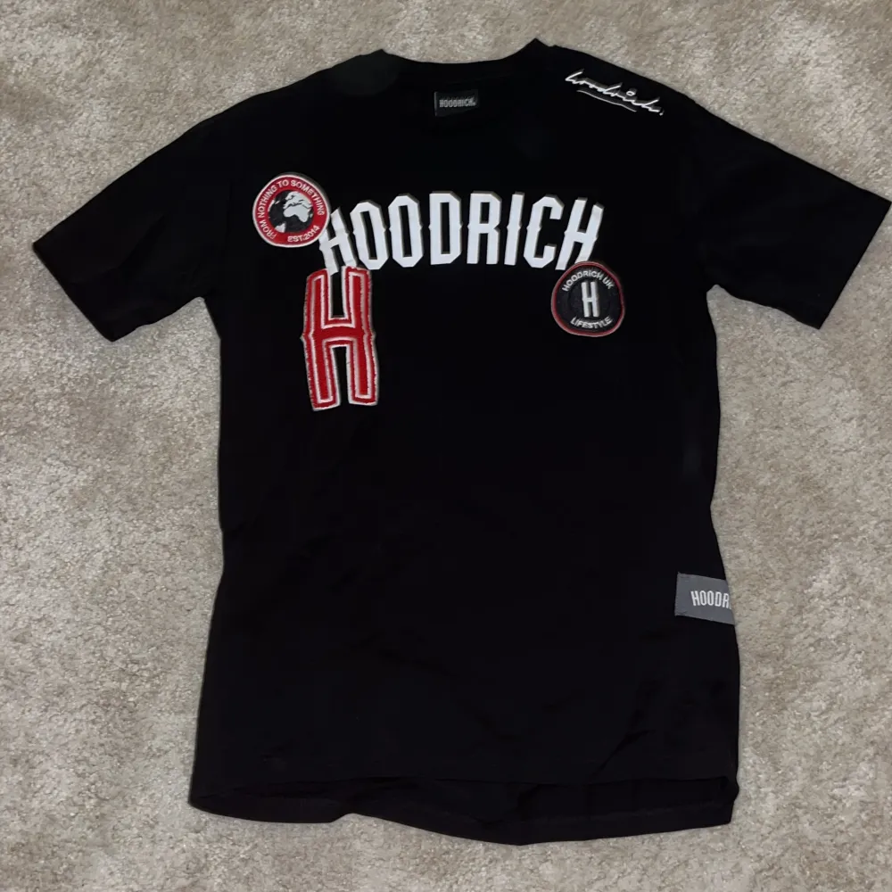 Säljer en t-shirt från Hoodrich  i storlek XS knappt använd cirka 1-3 gånger bra skick 9-10 . T-shirts.