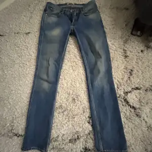 Blåa jeans från acne, köpt secondhand på myrorna❣️säljer för att de är förstora på mig❣️ Pris kan diskuteras!!