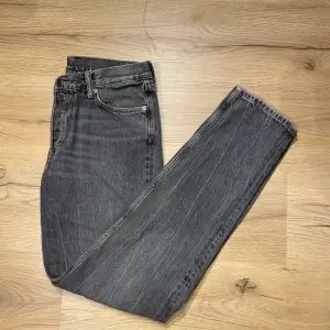Säljer dessa weekday jeans barrel fit, säljes pga av att dom är för små. Skick 8/10, storlek: W 29 L 34. Tveka inte på att skriva och fråga.