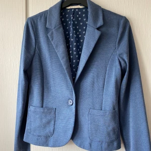 Kavaj - Blå kavaj i bomull med fint innerfoder. Storlek 164