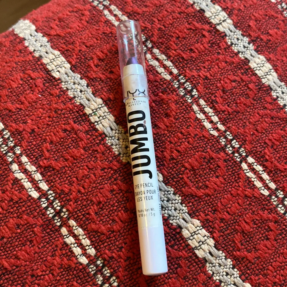 Eye pencil lila glittrig aldrig använt förutom på handen 1 gång när jag köpte den. Övrigt.