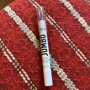 Nyx jumbo stick❤️❤️ ordinarie pris 230 - Eye pencil lila glittrig aldrig använt förutom på handen 1 gång när jag köpte den