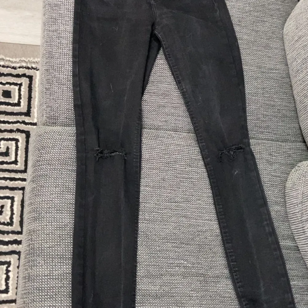 Skinny svarta Jeans med hål på båda sidorna väldigt fin design.. Jeans & Byxor.