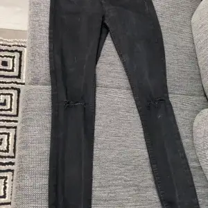 Skinny svarta Jeans med hål på båda sidorna väldigt fin design.