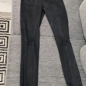 Jeans - Skinny svarta Jeans med hål på båda sidorna väldigt fin design.