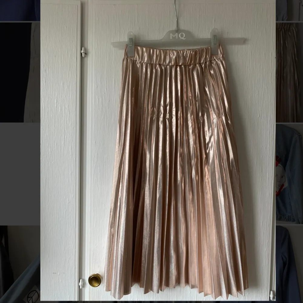 Guldig plisserad kjol i storlek XS, vadlång för mig som är 157 cm. Kjolar.