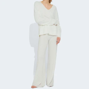 BikBok stickade set - 2 jättesnygga stickade set från BikBok, inte stickiga alls! Xs i tröjorna och S i byxorna men båda passar strl Xs-M. Ett set kostar 500kr, två set 800kr men säljer delarna separat oxå om det skulle viljas❤️