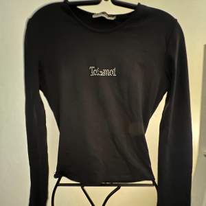 Säljer denna tröja från toi&moi eftersom den Kommer inte till användning den är i storleken M men passar som en XS 