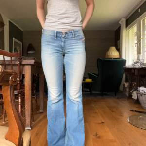 Fina diesel jeans som tyvärr är för små på mig. Är lite slitna längst ner (bild 3).
