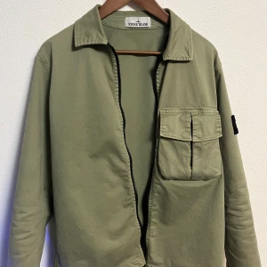 Stone island overshirt - Använd fåtal gånger på grund av att jag har bytt stil.  Köpt på selvage i Kalmar, har även kvitto på det samt påse. Storlek S Cond 9/10. Bud med rätt att neka Mvh Fabian