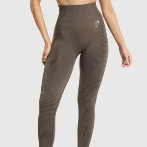 Gymshark tights - Hejsan. Säljer dessa bruna tights i storlek XS då dem är för små. I nyskick! Använder inte ”köp nu” utan som vanligt med swish. Jag står för frakten!