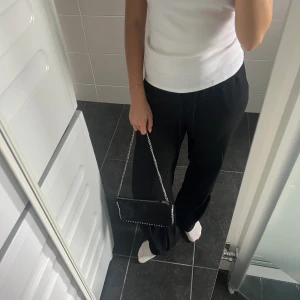 Väska Zara - Säljer denhär superfina och trendiga väskan från Zara😊 Nyskick💞 Är öppen för förslag på anat pris🥰