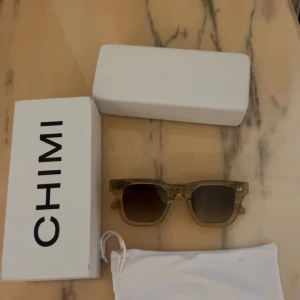 Chimi 04 Ecru - Säljer dessa chimis pga att jag inte kommer att använda dem längre. Köptes sent i somras och används ett fåtal gånger. De är som helt nya, inga repor. Pris kan diskuteras