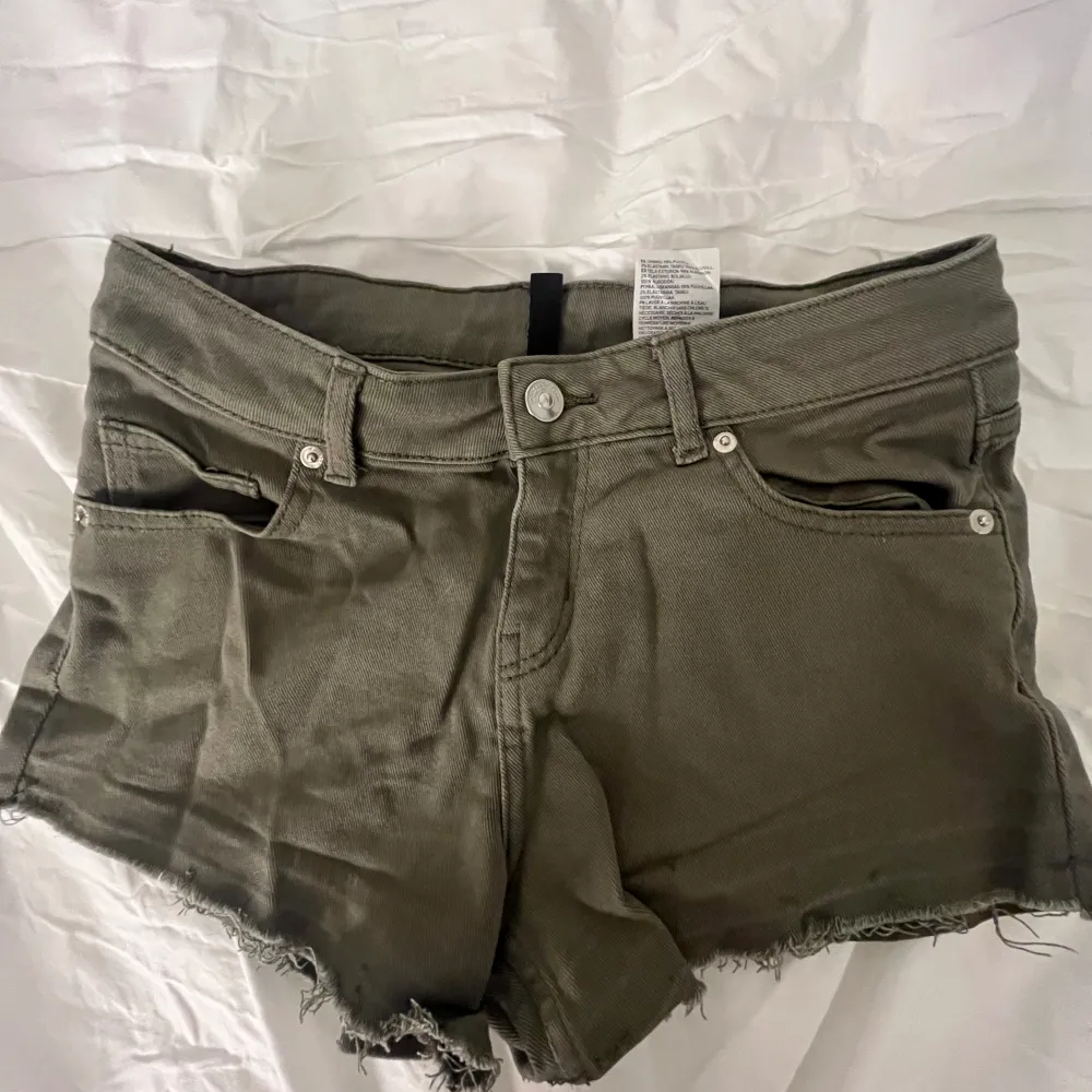 Militär gröna coola jeans shorts från hm, gammla vintage! Dom är andvända men i mycket bra skick! Normal i stlk! 70 i midjemått. Shorts.