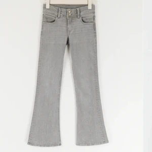 Bootcut jeans - Ett par gråa jättefina bootcut jeans från Young gina. Säljer för att de tyvärr har blivit lite för korta för mig. Köpte dem för 350 kr och säljer för 175 kr, pris kan diskuteras såklart❤️