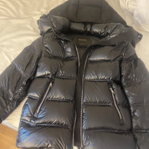 massimo dutti jacka  - INTRESSEKOLL! är inte säker på om ja vill sälja men ska se om någon är intresserad. Skirv så kan vi diskutera pris 