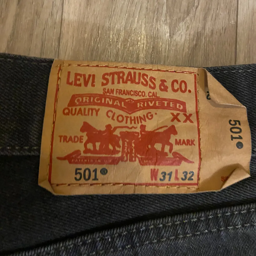 Säljer mina helt nya mörk grå Levis 501 jeans. Säljer dom på grund av stor i storlek. Dom är helt nya. Ny pris är ungefär 1200 och mitt pris är 600 för vill sälja dom snabbt. Priset är inte hugget.. Jeans & Byxor.