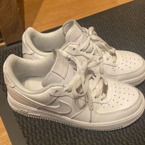 Air force 1 - Säljer mina air force 1 då dem är för små för mig. Använda ett få tal gånger. Inga skador förut back vid hälen (finns bild). Köparen står för frakten 