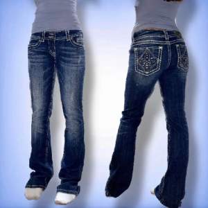 Säljer mina fina miss me jeans som är i modellen bootcut. De är även lågmidjade😍 Storlek 28, vilket motsvarar S ungefär.  Midja rakt över: 38 cm Innerbenslängd: 83 cm Som nya i skick och har använts ungefär 3 gånger.  Har inte mer bilder❤️  
