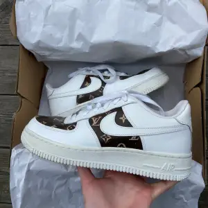 Säljer mina vita Nike Air Force, specialbeställda med handmålat Louis Vuitton tryck. Mycket bra skick, endast använda fåtal gånger. Inget att anmärka på, förutom att färgen har gått bort lite på främre delen av skon (se bild). Köpta för 1500kr.