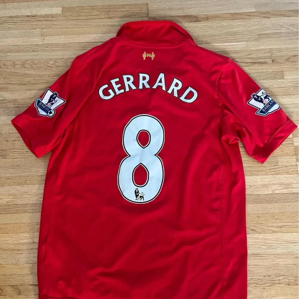Liverpool tröja med Gerrard tryck. . T-shirts.