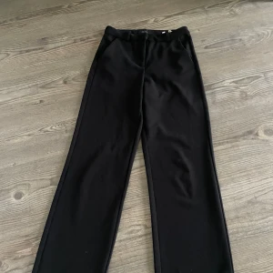 Kostymbyxor  - Jättefina kostymbyxor från VeroModa med medelhögmidja, säljer då de tyvärr blivit försmå. Storlek xs och längd 32