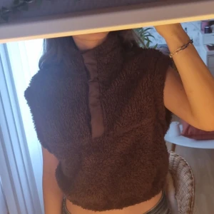 Säljer den för använder den inte längre - Använd,en liten skada som knappt syns, farm,skön, perfekt till höst/vår