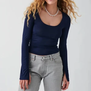 Gina tricot tröja - Säljer min soft touch Jersey top! Älskar denna top mer än något annat, önskar dock att den kom till mer användning då den tyvärr inte gör det! Passar dock helt PERFEKT nu till sommaren! Passar S också Ordinarie pris: 200kr