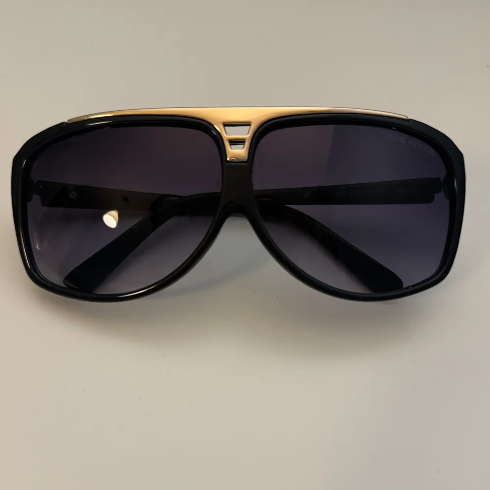 Tjena, jag säljer de perfekt solglasögon inför sommaren. Har aldrig används tidigare, priset kan diskuteras. Finns fler bilder vid behov!! ✌️. Accessoarer.