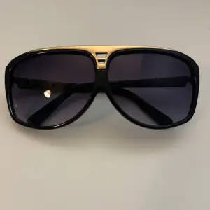 Tjena, jag säljer de perfekt solglasögon inför sommaren. Har aldrig används tidigare, priset kan diskuteras. Finns fler bilder vid behov!! ✌️