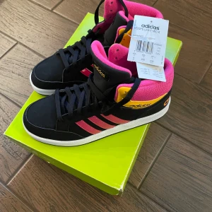 Adidas Neo Hoops Light Mid - nya ! Retro look. - Nya fräcka Adidas skor. I originalkartong.  Retro skor.  Skorna har blinkande dioder på de rosa stripsen. Kan skicka en film på hur de blinkar. Blinkfunktionen kan kopplas bort om man vill.  Sorlrek 37 1/3