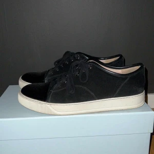 Lanvin Skor - 8/10. De är använda, men inga skador på lacktoe.  Dock slitits i hälen. De är grish samt kvitto, dustbags skosnören och låda följer med. Prutbart om de är rimligt. Kan släppa dem billigare vid snabb affär 