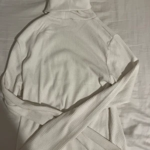 Långärmad tröja - Säljer denna långärmade tröja i storlek M men skulle säga sitter som en S.