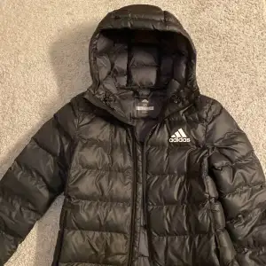 Skitsnygg adidas jacka i jättefint skick. Säljer då den inte kommer till användning. Nypris 899 men säljer för 250 Strl XS vid intresse är de bara att höra av sig!