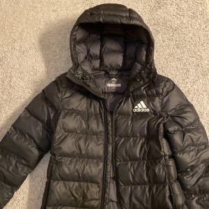 Adidas jacka - Skitsnygg adidas jacka i jättefint skick. Säljer då den inte kommer till användning. Nypris 899 men säljer för 250 Strl XS vid intresse är de bara att höra av sig!