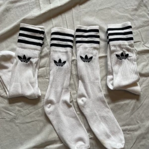 Adidas originals high crew socks - Tre par höga adidas strumpor. Hela och fina, mycket bra kvalitet. Använda en gång men säljs för att jag inte använder sådana. Ej angivet i strumpan vilken storlek men de verkar vara cirka 39-41 womens.